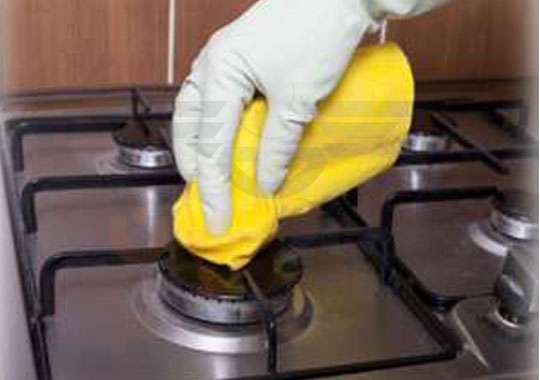 برای پاک کردن اجاق گاز ، کافیست اسکاچ روی اجاق بکشید سپس با دستمال خشک کنید