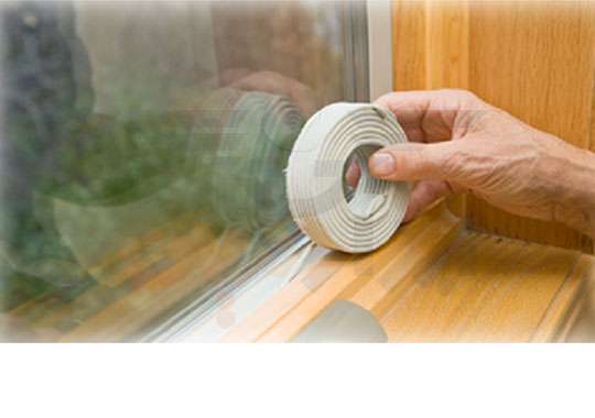 با استفاده از عایق سازی درب و پنجره از اتلاف گرما در هوای سرد جلوگیری می کنیم