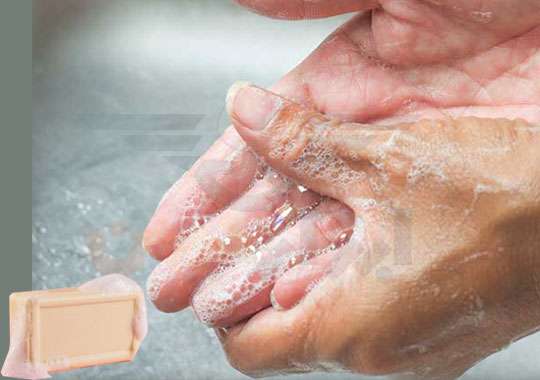 پاک کردن چسب از روی دست به روش آب و صابون بهترین روش خانگی
